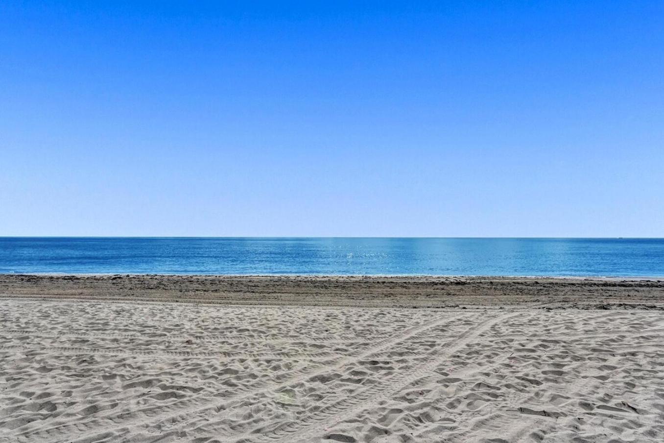 Waves On Desoto Rental Unit With Pool Hollywood Bagian luar foto